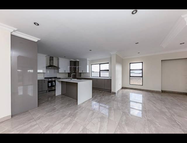 4 BEDROOM HOUSE FOR SALE IN LANSERIA